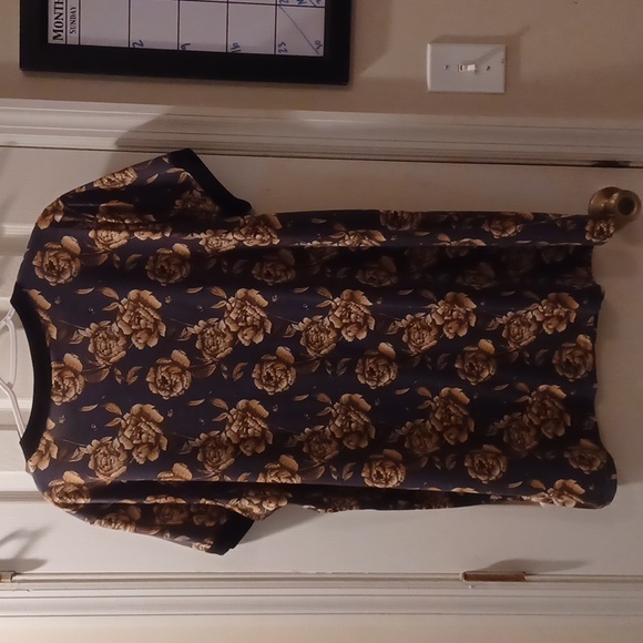 Lularoe Hudson short sleeve top - Picture 2 of 4